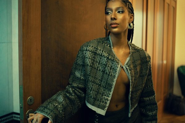 Incorporez le yoga au bureau : astuces pour intégrer les postures dans votre journée professionnelle